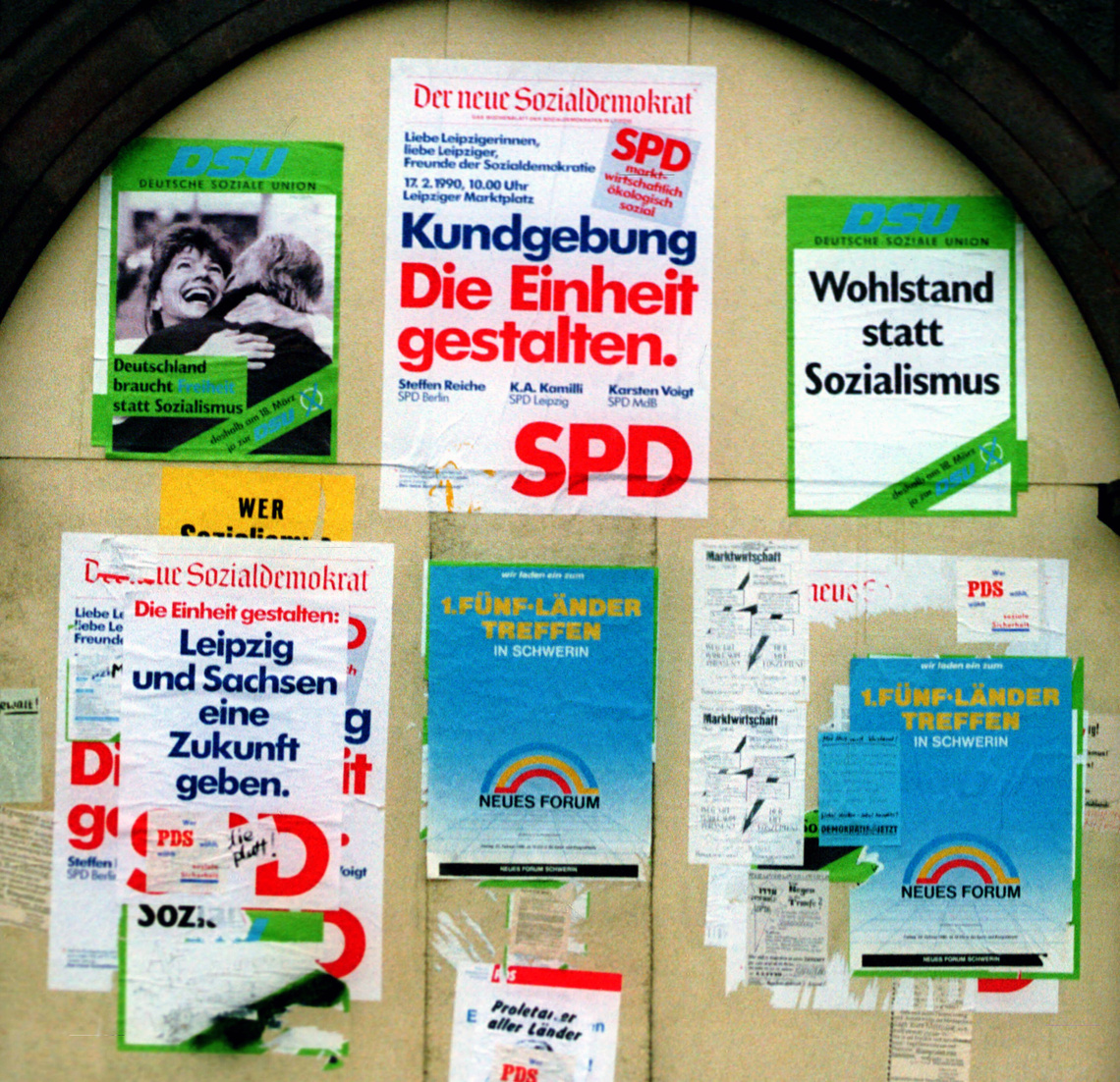 Plakakte hängen an Wand