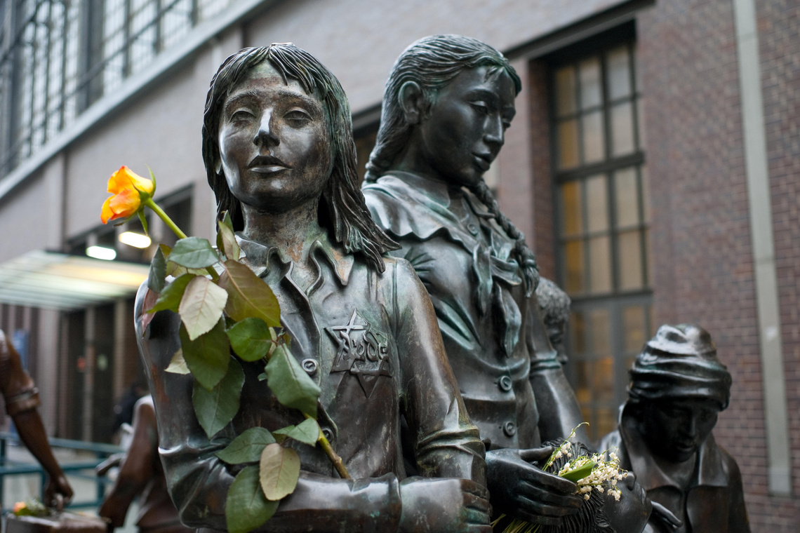 Drei Bronzefiguren des Denkmals von Kindern mit Blumen und Davidstern.