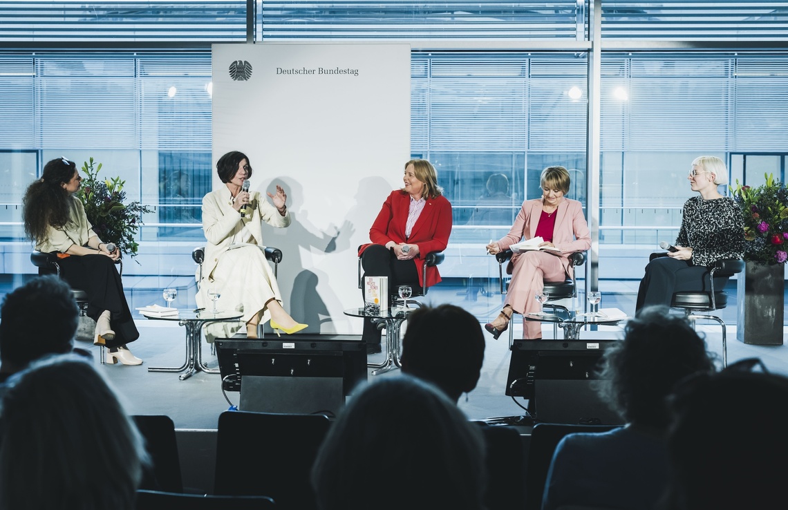 Shelly Kupferberg, Jutta Allmendinger, Bärbel Bas, Anke Plättner und Helene Bukowski sitzen vor einem Publikum.