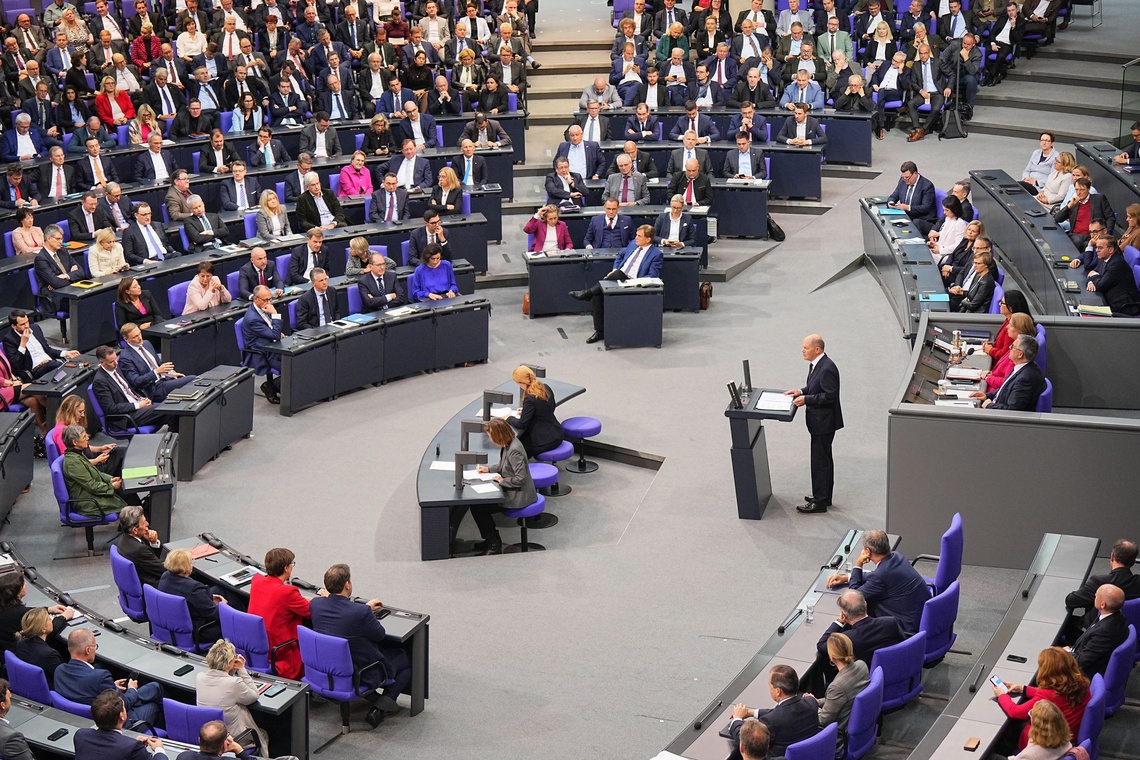 Bundeskanzler Olaf Scholz hält im Bundestag eine Rede.