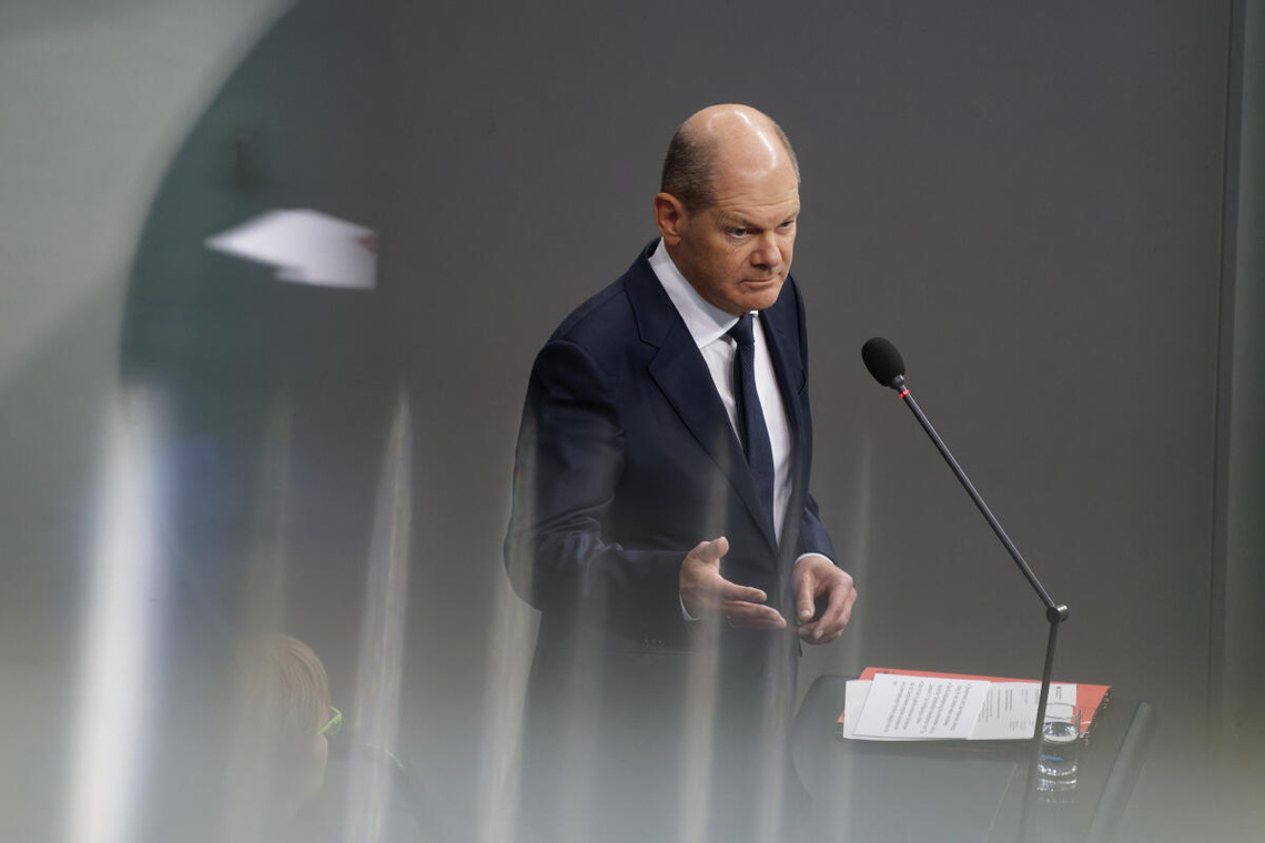 Olaf Scholz am Rednerpult im Bundestag.