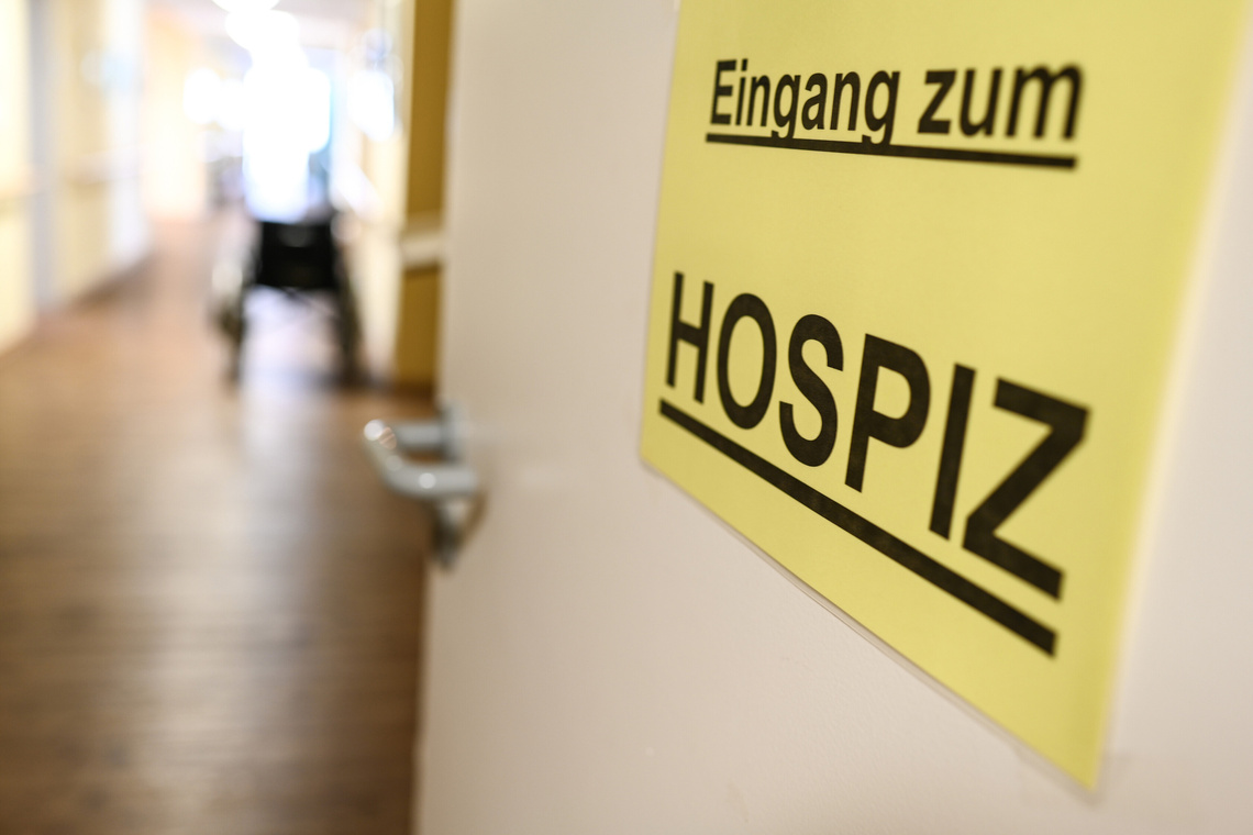 Tür mit Aufschrift "Eingang zum Hospiz"