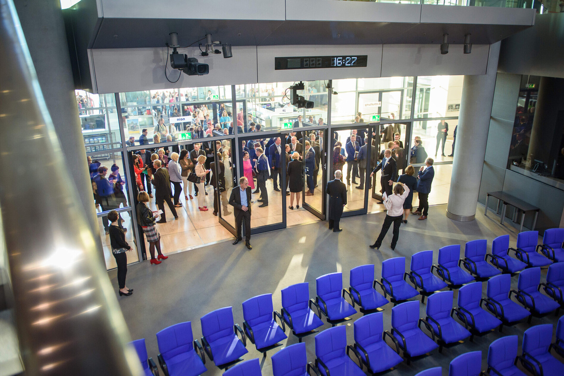 Plenarsaal mit drei Glastüren, Beschriftung Nein, Ja, Enthaltung