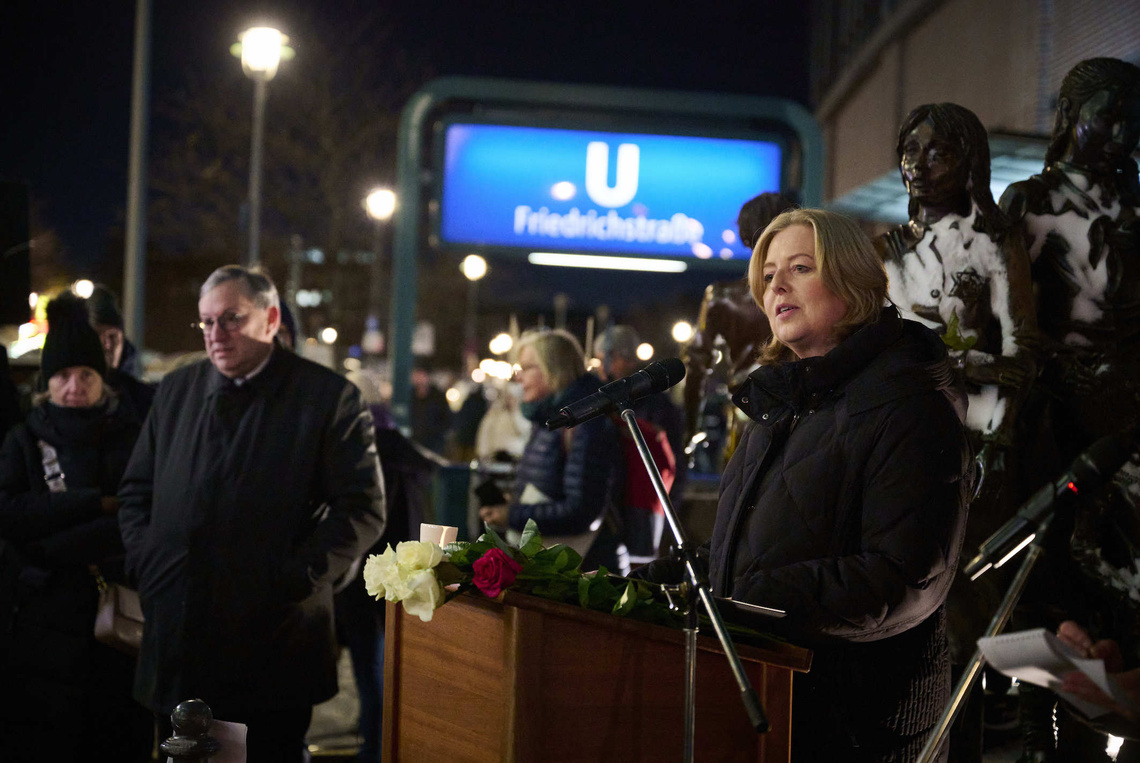 Bärbel Bas (SPD) hält eine Rede vor dem Denkmal zur Erinnerung an die Kindertransporte