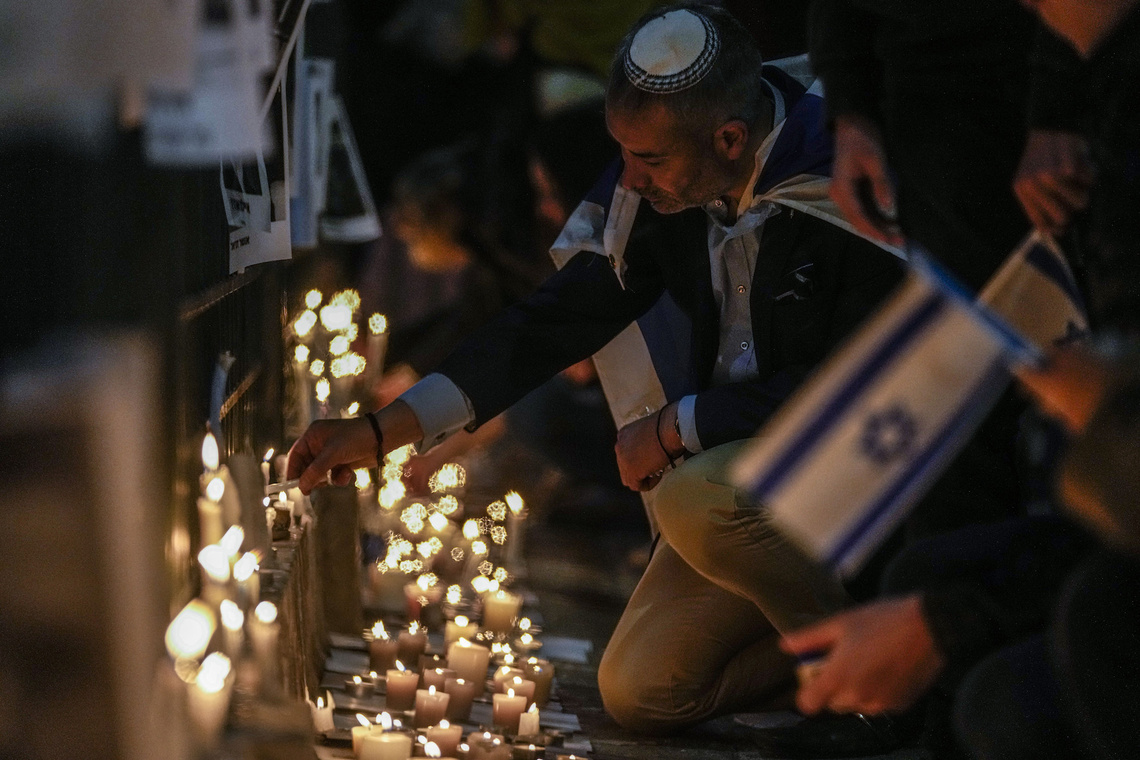 Mann mit Kippa zündet eine Kerze für Israel an