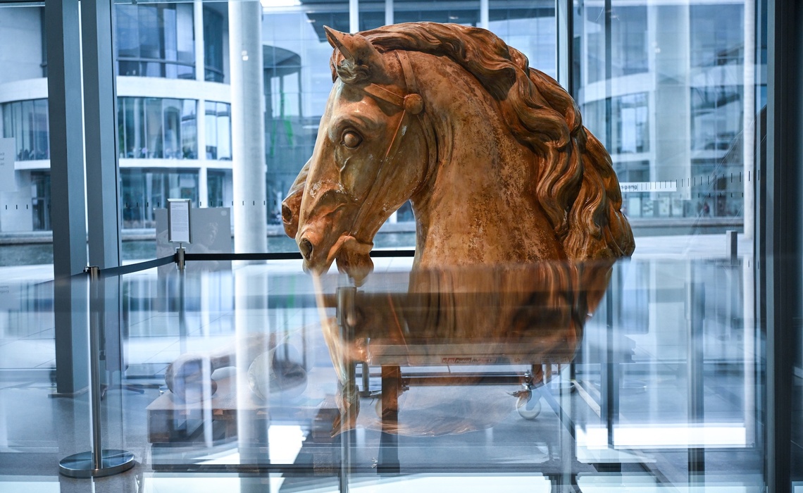 Pferdestatue aus Porzellan im verglasten Raum