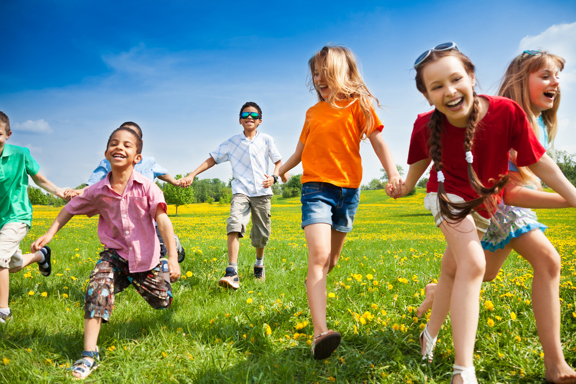 Rennende Kinder auf blühender Wiese