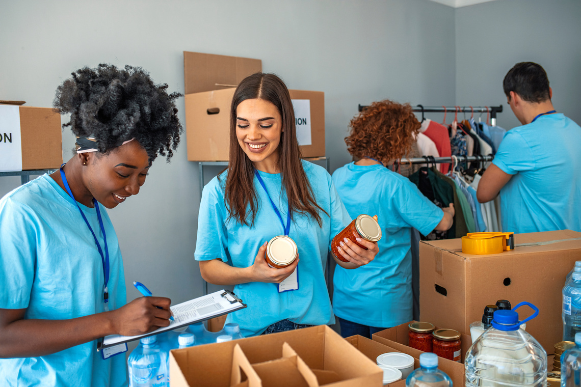 Gruppe von Menschen, die in einer gemeinnützigen Stiftung arbeiten