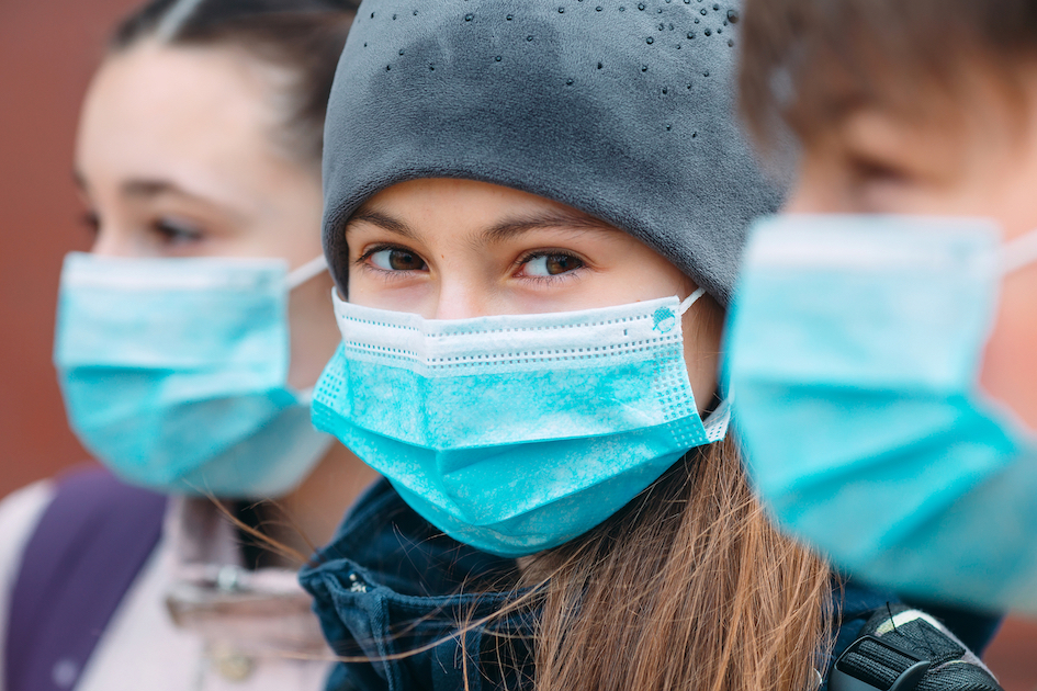 Schulkinder in medizinischen Masken