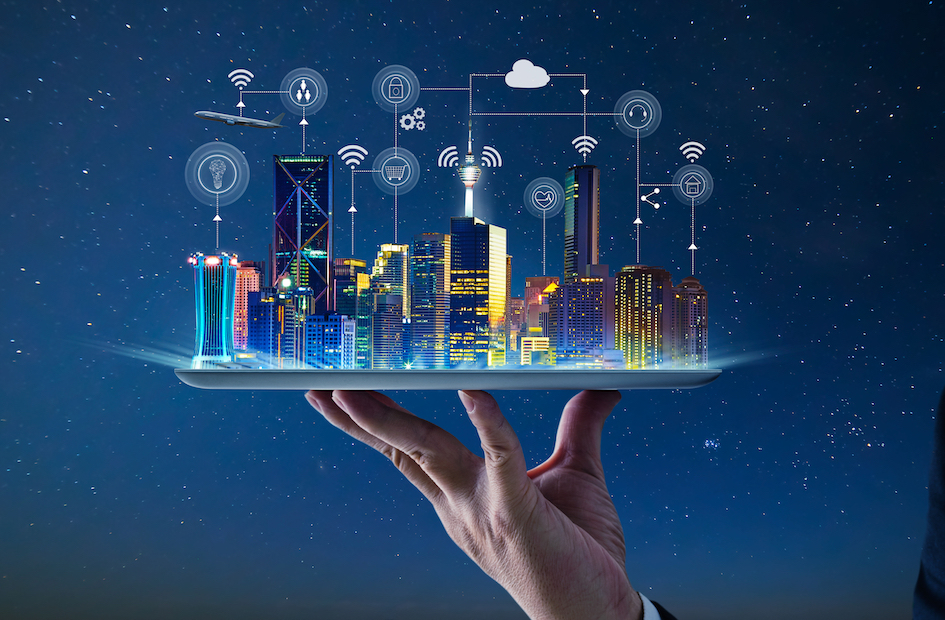 Hand hält digitales Tablet mit digitalem Smart City Entwurf