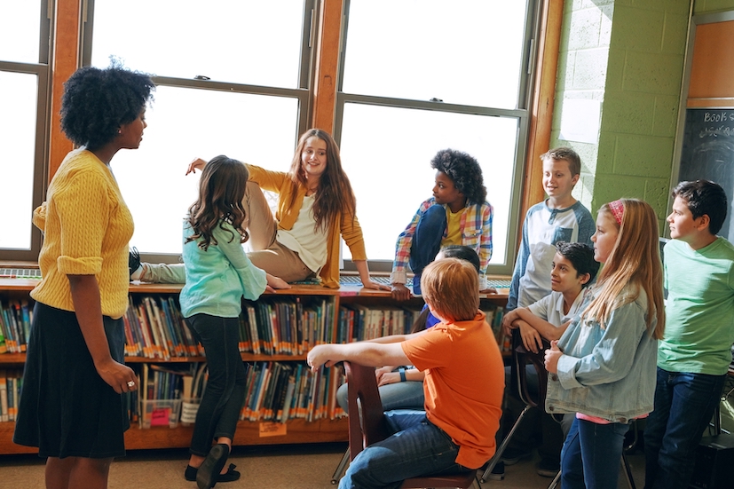 Kinder tauschen sich in einer Bibliothek aus