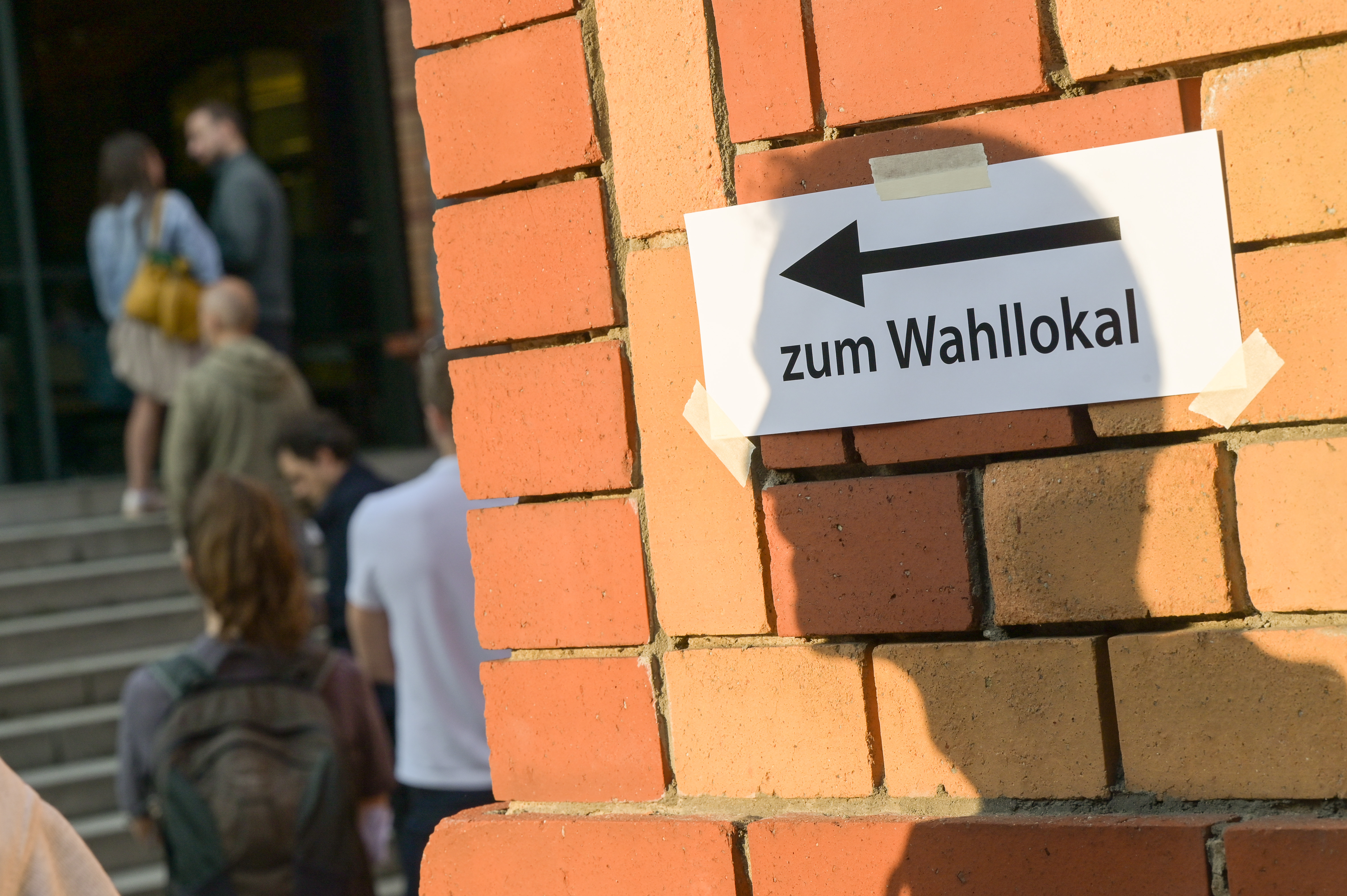 Schild auf dem Wahllokal steht